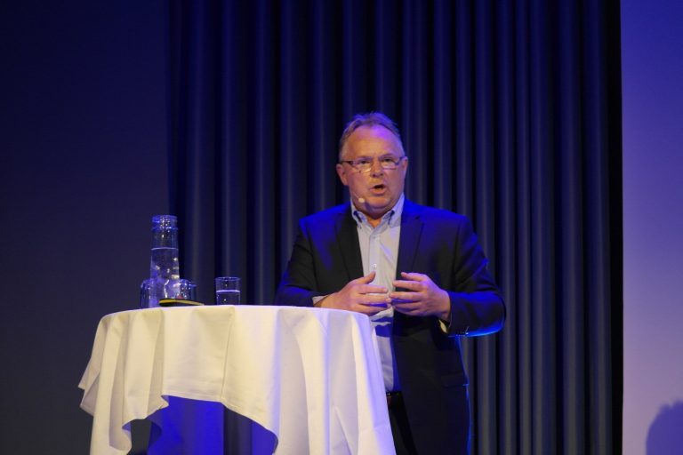 Norwegian Minister of Fisheries wags a warning finger at Witzoe