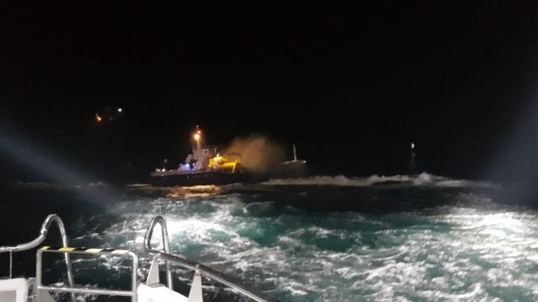 88-meter cargo ship hits rock