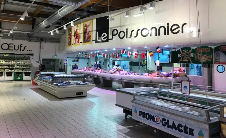 French stores cut prices, start sales campaigns