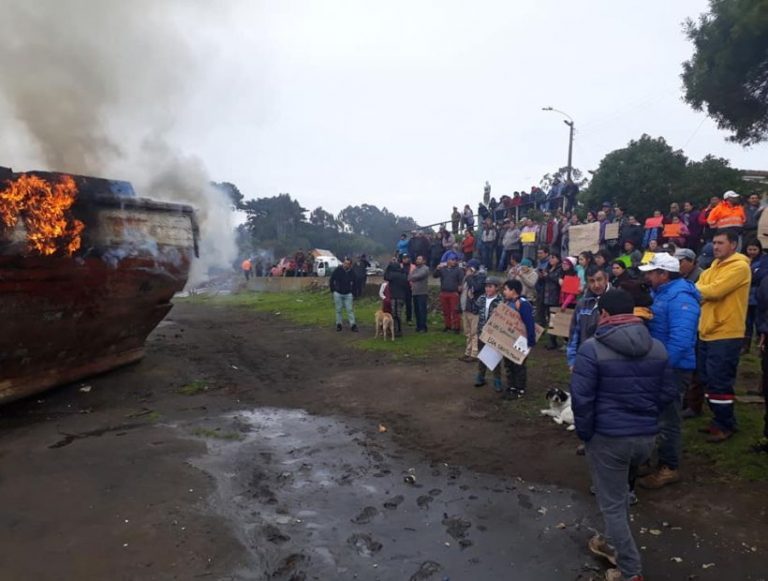 Isla Santa María salmon farm site in Chile attracts protesters
