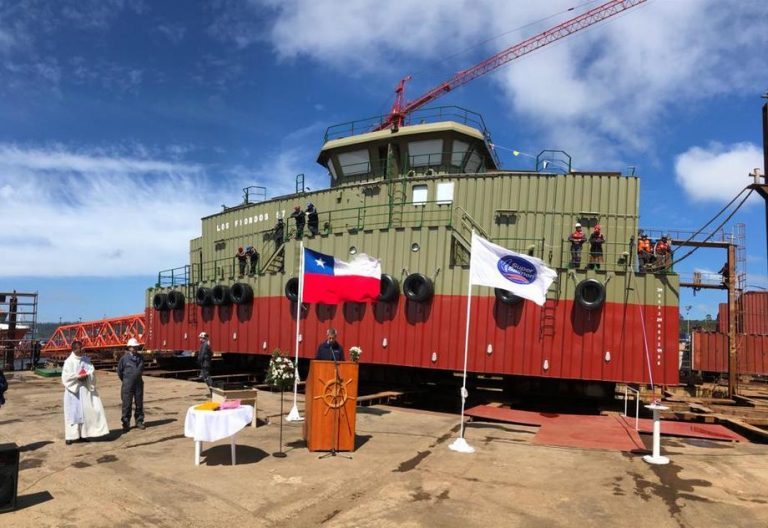 Chilean salmon farmers Los Fiordos celebrate delivery of 300 tonne-capacity feed barge