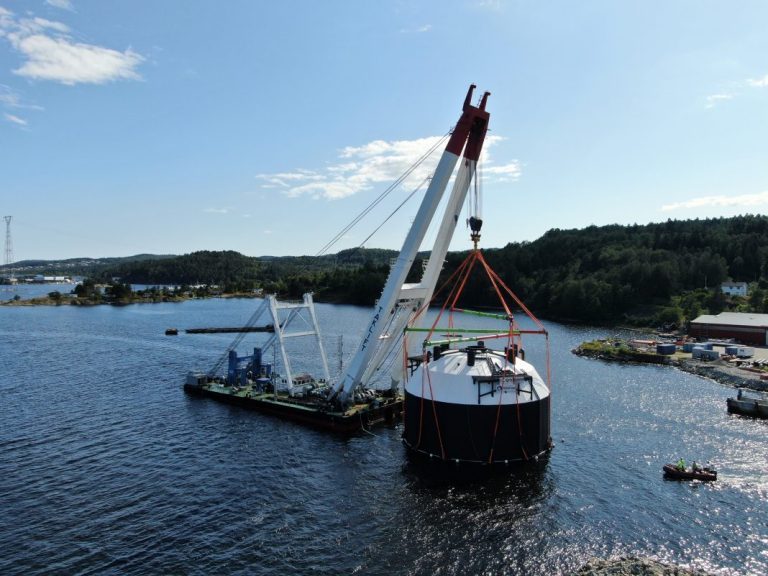 Post-smolt facility FishGLOBE “v5” lifted to sea and will be filled with 200,000 fish in October