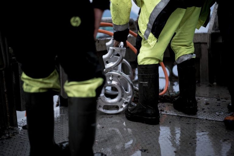 This tool can clean 50 meters of rope on a salmon farm cage in just seven minutes