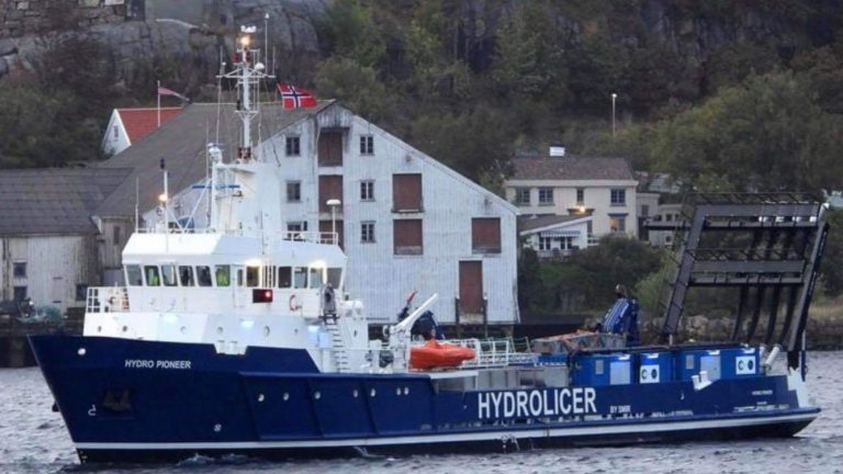 Delousing vessel “Hydro Pioneer” on its way to Scotland