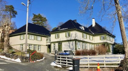 1590px-Sunnhordland_Tingrett_district_court_in_Vidsteensvegen_Leirvik_Stord_Norway_2018-03-13-1140×860