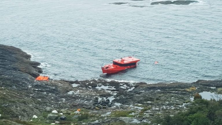 Wellboat first on hand to save damaged vessel