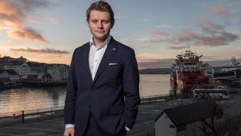 “It is an absurd case that harms the country’s interests,” says MP