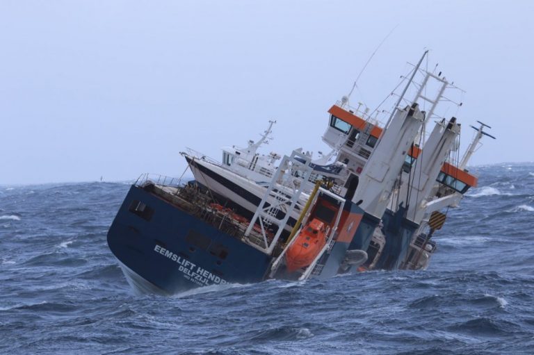 Two large tugs have arrived at “Eemslift Hendrika”, will start tow on Wednesday morning