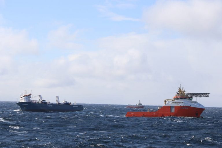 Harsh weather conditions prompt rescue team to postpone towing operation of “Eemslift Hendrika”