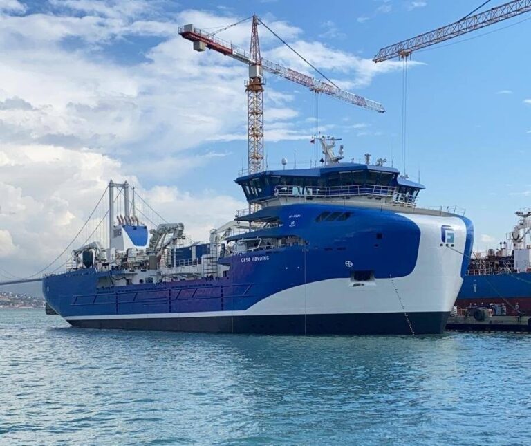 Today, the world’s largest wellboat was handed over. It can load more than 1,000 tons of fish per hour