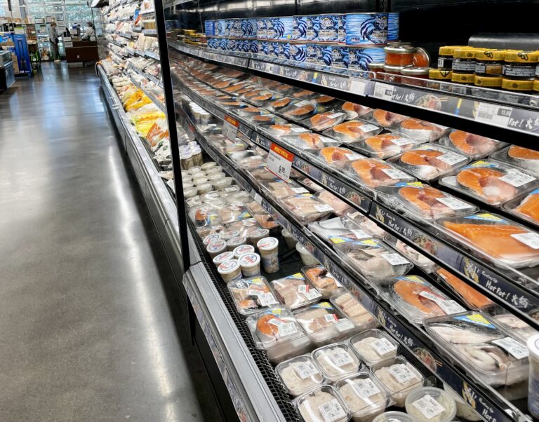 Spot prices down across all sizes amid weak demand as holiday heat slows salmon trade