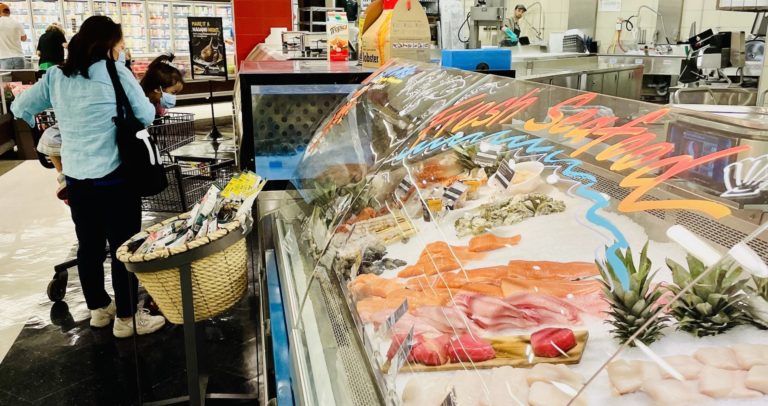 US fresh salmon sales up 4 percent in units as price per lb goes down by 1.5 percent