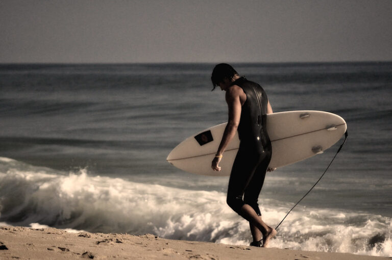 Surfers calling for temporary halt in salmon biomass increases in Tasmania