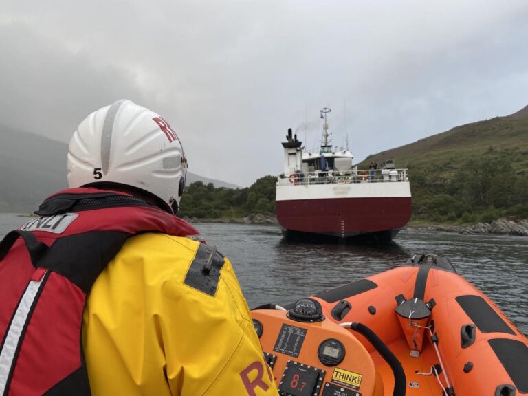 Attempt to refloat stranded well boat fails