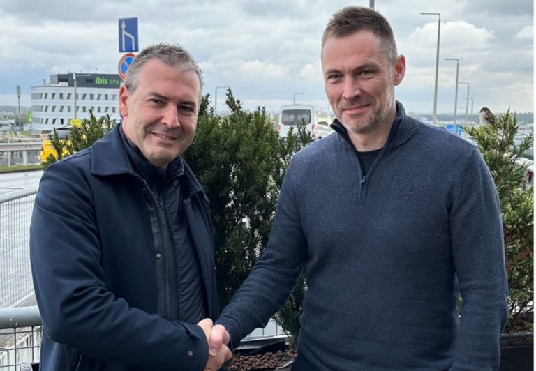 Supplier looks to beat lice by integrating automated feeding into submersible cages