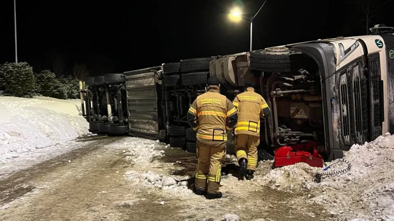 Slippery Roads? Overturned salmon truck brings E6 to a halt