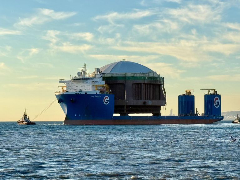 Giant “Storbåtsegget” sets sail, 6,000-tonne salmon tank heads for Norway